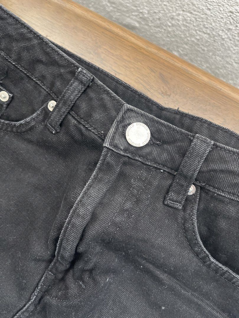 H&M Divided Black Denim Skirt (Category: Skirts) located in Manila. Submitted by decluttering.md21 (Listing ID 1437958170, Image 2). Description: - H&M Divided black denim skirt - Classic five-pocket design - Raw hem - Button and zipper closure - Size: EUR 36, US 4, CA 4, MX 4 - Made in Pakistan.