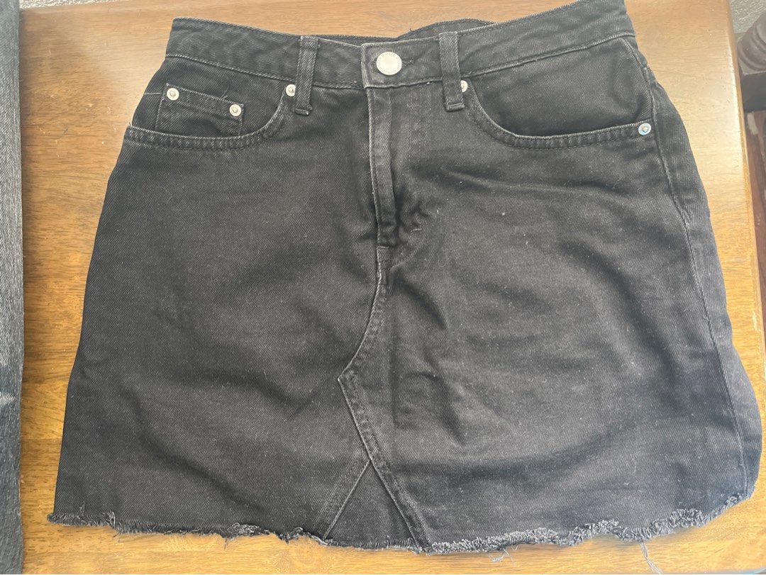 H&M Divided Black Denim Skirt (Category: Skirts) located in Manila. Submitted by decluttering.md21 (Listing ID 1437958170, Image 1). Description: - H&M Divided black denim skirt - Classic five-pocket design - Raw hem - Button and zipper closure - Size: EUR 36, US 4, CA 4, MX 4 - Made in Pakistan.