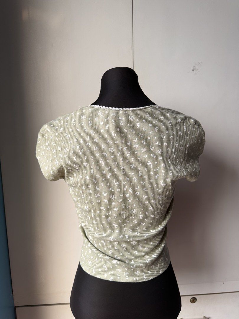 H&M GreenFloral Square Neck Top (Category: Blouses) located in Taytay. Submitted by stph_declutters (Listing ID 1438070855, Image 2). Description: - Light green cropped top - Square neckline with white lace trim - Features a floral pattern - Ribbed texture - Short sleeves - Fitted silhouette MOP: 🧾Gcash / Maya / Maribank / Bank Transfer MOD: 🚚LalaMove / Ggx / Grab 📍Taytay, Rizal 📍Manila .