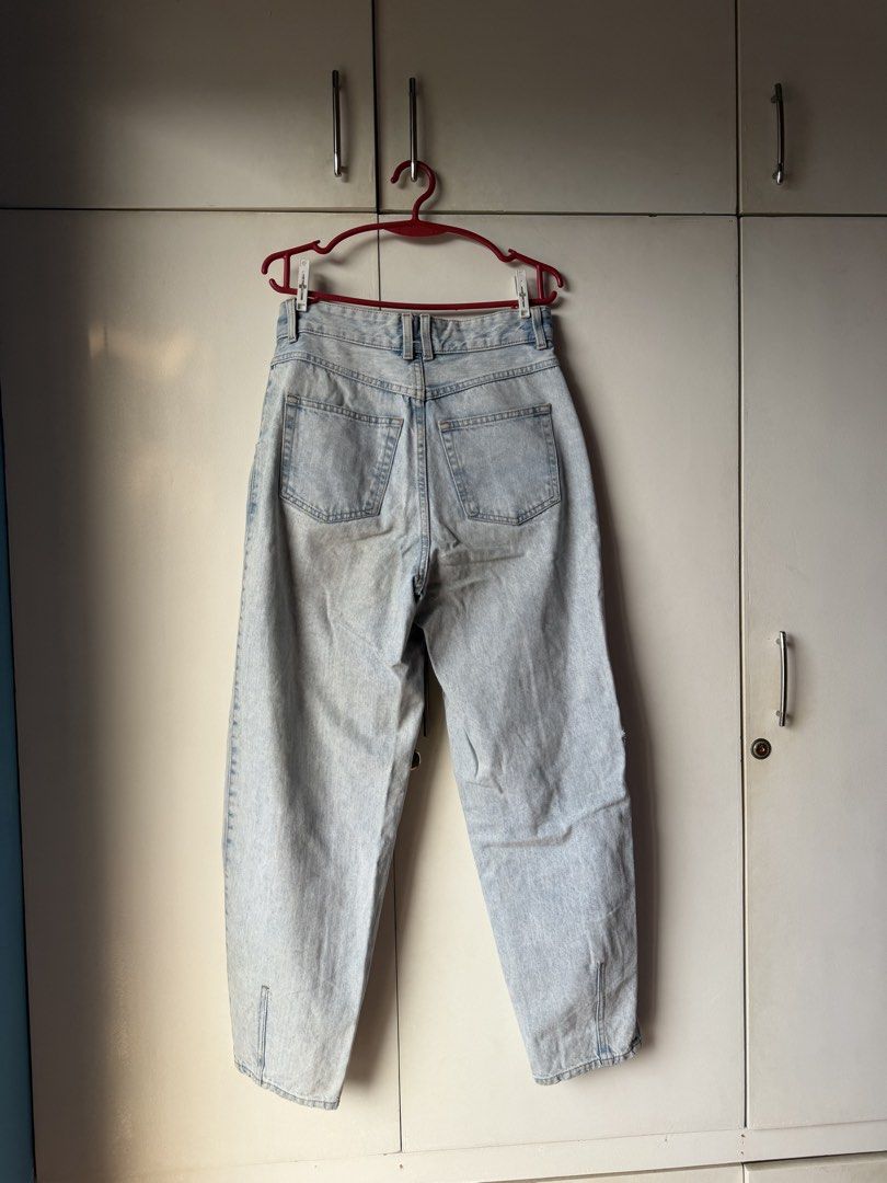 H&M High-Waisted Light Wash Jeans (Category: Jeans) located in Taytay. Submitted by stph_declutters (Listing ID 1438070194, Image 2). Description: - Light wash high-waisted jeans - Straight leg fit - Classic five-pocket design - Button and zipper closure - Light blue color - Two back pockets SIZE: 38" x 28" MOP: 🧾Gcash / Maya / Maribank / Bank Transfer MOD: 🚚LalaMove / Ggx / Grab 📍Taytay, Rizal 📍Manila .