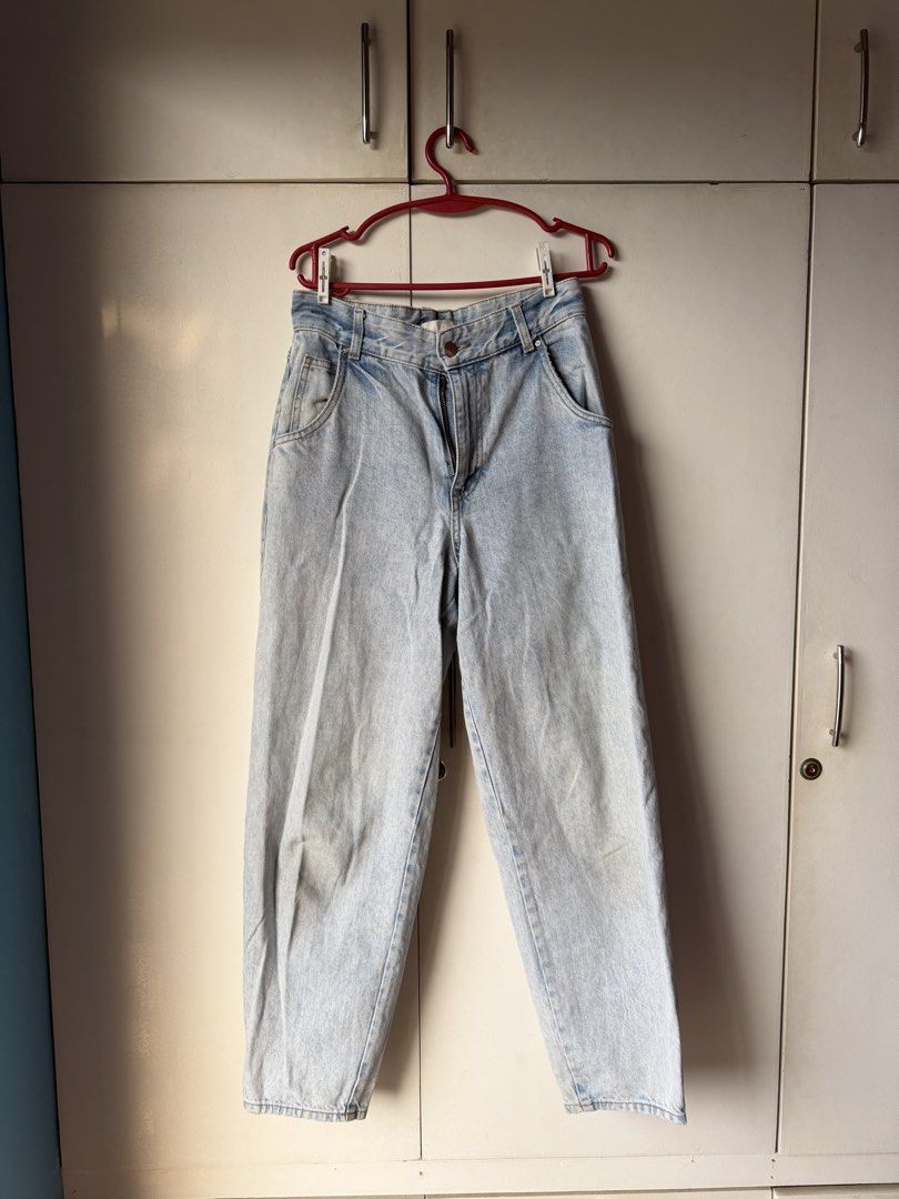 H&M High-Waisted Light Wash Jeans (Category: Jeans) located in Taytay. Submitted by stph_declutters (Listing ID 1438070194, Image 1). Description: - Light wash high-waisted jeans - Straight leg fit - Classic five-pocket design - Button and zipper closure - Light blue color - Two back pockets SIZE: 38" x 28" MOP: 🧾Gcash / Maya / Maribank / Bank Transfer MOD: 🚚LalaMove / Ggx / Grab 📍Taytay, Rizal 📍Manila .