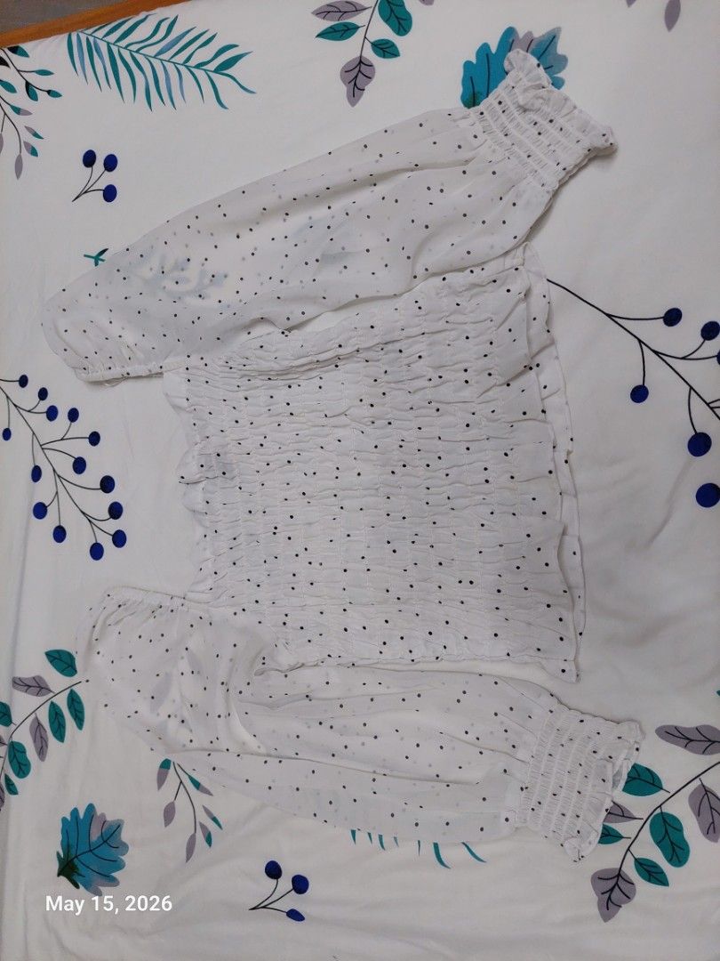 H&m top (Category: Blouses) located in Santa Rosa. Submitted by queen0721 (Listing ID 1437948801, Image 1). Description: mesh sleeve top.