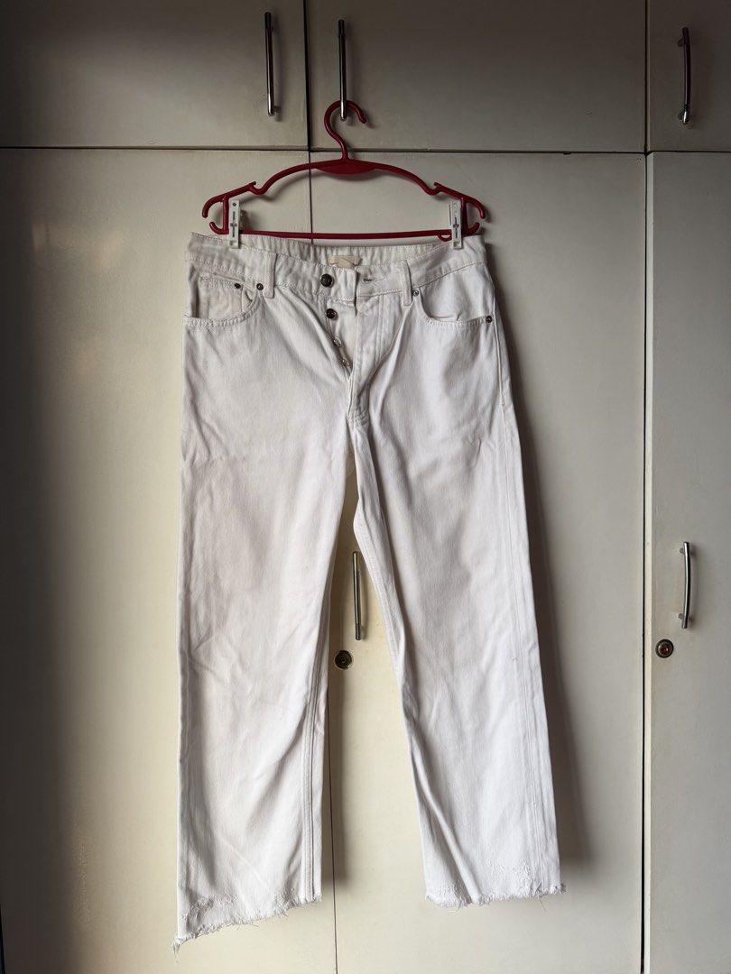H&M White Denim Pants Jeans (Category: Jeans) located in Taytay. Submitted by stph_declutters (Listing ID 1438069731, Image 1). Description: - White straight-leg jeans - Raw hem detail - Two front pockets - Two back pockets - Button and zipper closure - Medium-weight denim SIZE (LxW): 35"x32" MOP: 🧾Gcash / Maya / Maribank / Bank Transfer MOD: 🚚LalaMove / Ggx / Grab 📍Taytay, Rizal 📍Manila .
