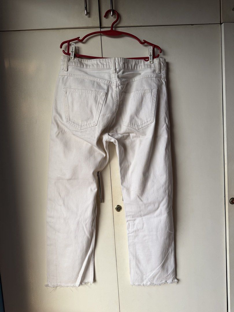 H&M White Denim Pants Jeans (Category: Jeans) located in Taytay. Submitted by stph_declutters (Listing ID 1438069731, Image 2). Description: - White straight-leg jeans - Raw hem detail - Two front pockets - Two back pockets - Button and zipper closure - Medium-weight denim SIZE (LxW): 35"x32" MOP: 🧾Gcash / Maya / Maribank / Bank Transfer MOD: 🚚LalaMove / Ggx / Grab 📍Taytay, Rizal 📍Manila .