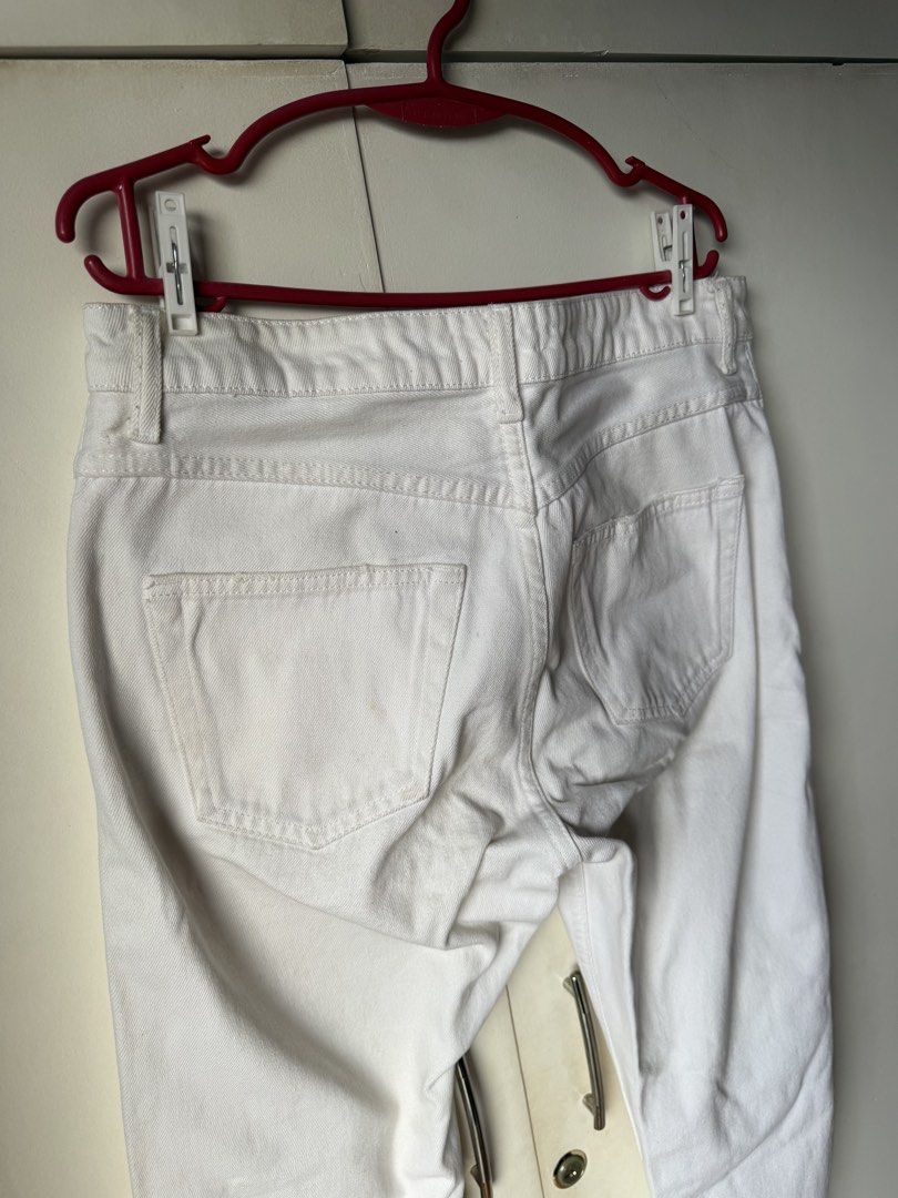 H&M White Denim Pants Jeans (Category: Jeans) located in Taytay. Submitted by stph_declutters (Listing ID 1438069731, Image 3). Description: - White straight-leg jeans - Raw hem detail - Two front pockets - Two back pockets - Button and zipper closure - Medium-weight denim SIZE (LxW): 35"x32" MOP: 🧾Gcash / Maya / Maribank / Bank Transfer MOD: 🚚LalaMove / Ggx / Grab 📍Taytay, Rizal 📍Manila .