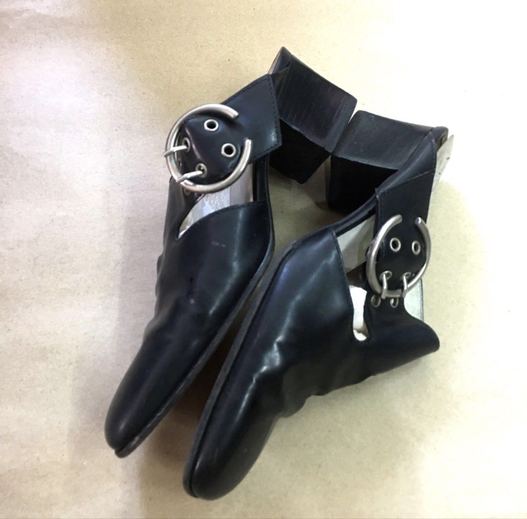 Italy black step in low heels (Category: Loafers) located in Manila. Submitted by thebookclubz (Listing ID 1438056224, Image 3). Description: .