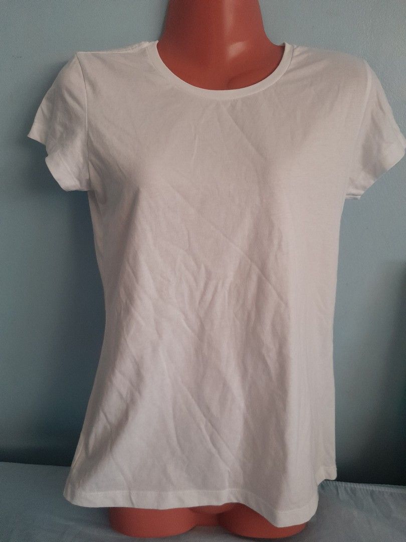 Jockey White T-shirt (Category: Shirts) located in Manila. Submitted by hello.sherry (Listing ID 1437978667, Image 1). Description: - White Jockey t-shirt - Size: Medium - Classic crew neck - Short sleeves - Comfortable cotton-rich material - Made in the USA - Easy care: Machine wash and tumble dry Note: I bought the wrong size New on Carousell but 100% legit seller I am currently decluttering my personal wardrobe and disposing of pre-loved cloth