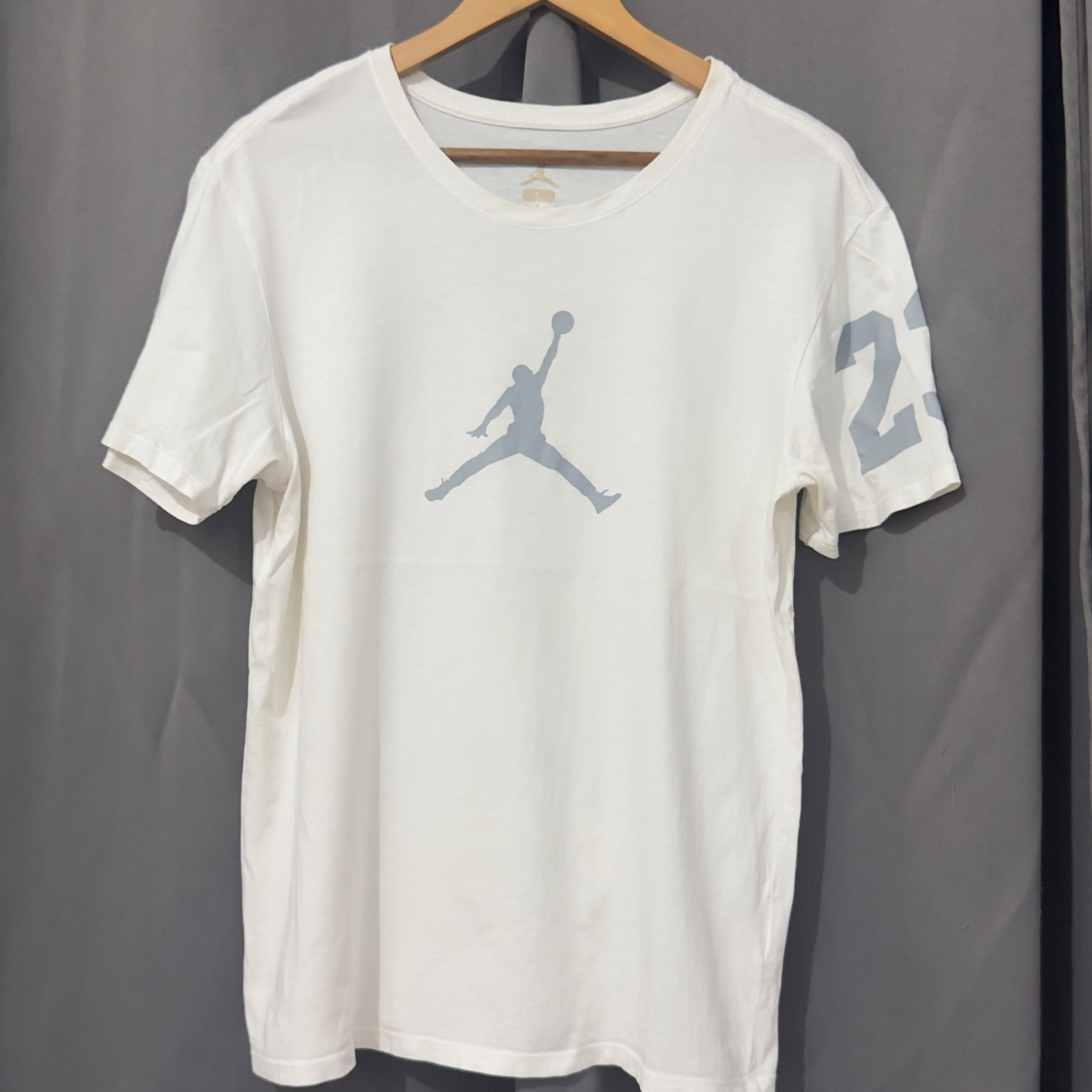 Jordan T-shirt with 23 Print (Category: Tshirts & Polo Shirts ) located in Caloocan City. Submitted by bilogi888_ (Listing ID 1437940085, Image 1). Description: - Jordan T-shirt - Size: L - Features: - Jumpman logo on front - Number 23 on left sleeve - Michael Jordan graphic on back - Style: Crew neck, standard fit.