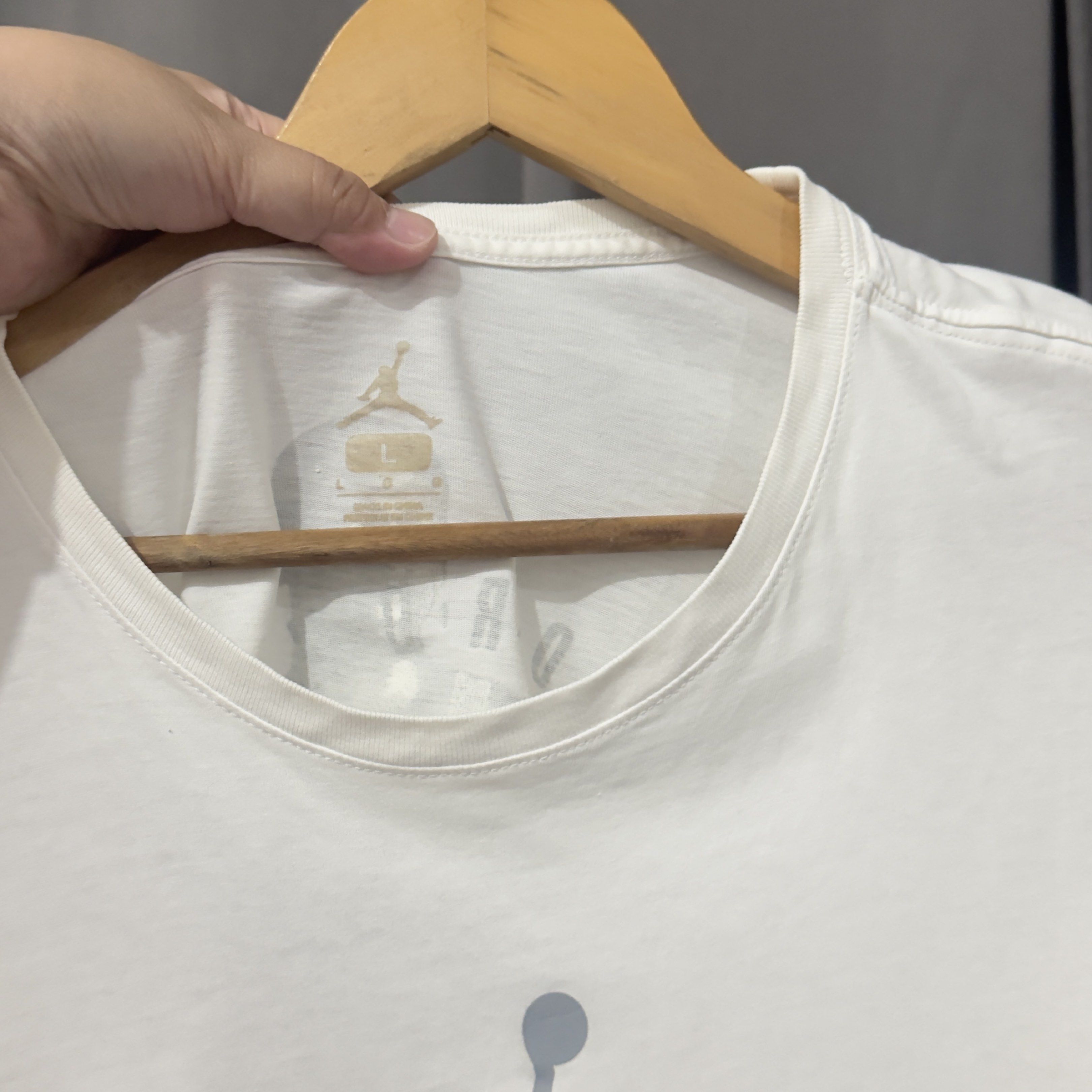 Jordan T-shirt with 23 Print (Category: Tshirts & Polo Shirts ) located in Caloocan City. Submitted by bilogi888_ (Listing ID 1437940085, Image 3). Description: - Jordan T-shirt - Size: L - Features: - Jumpman logo on front - Number 23 on left sleeve - Michael Jordan graphic on back - Style: Crew neck, standard fit.