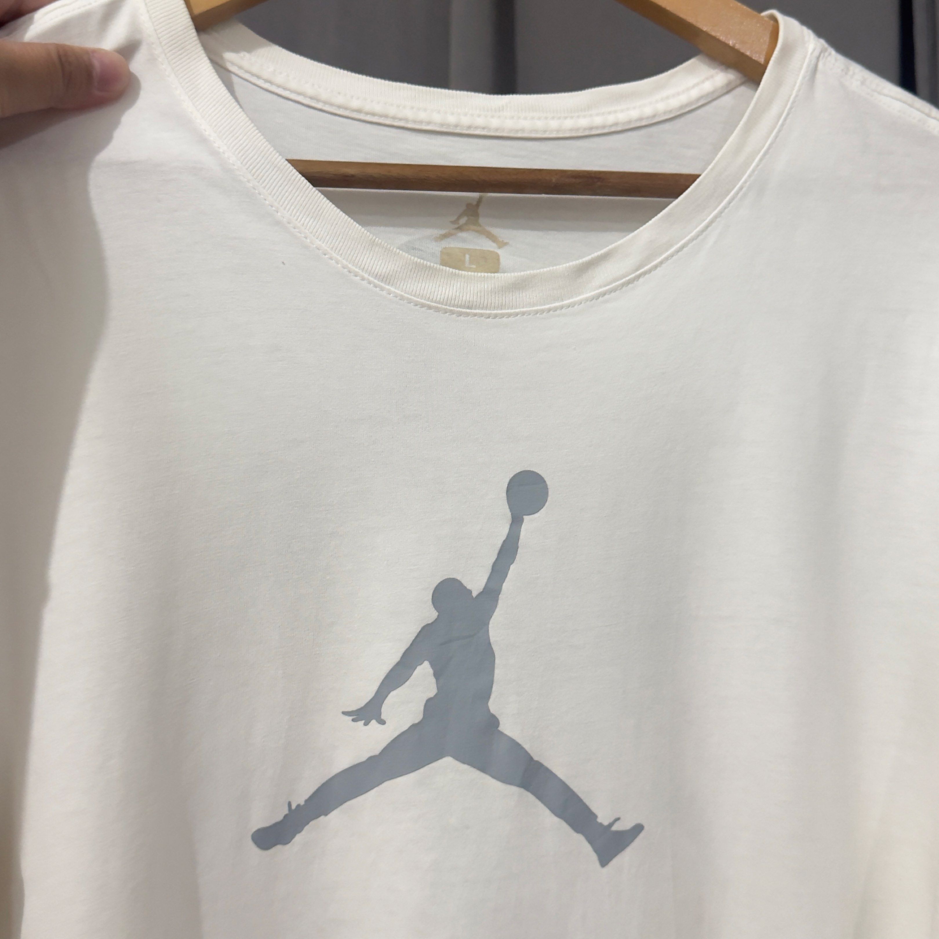 Jordan T-shirt with 23 Print (Category: Tshirts & Polo Shirts ) located in Caloocan City. Submitted by bilogi888_ (Listing ID 1437940085, Image 2). Description: - Jordan T-shirt - Size: L - Features: - Jumpman logo on front - Number 23 on left sleeve - Michael Jordan graphic on back - Style: Crew neck, standard fit.