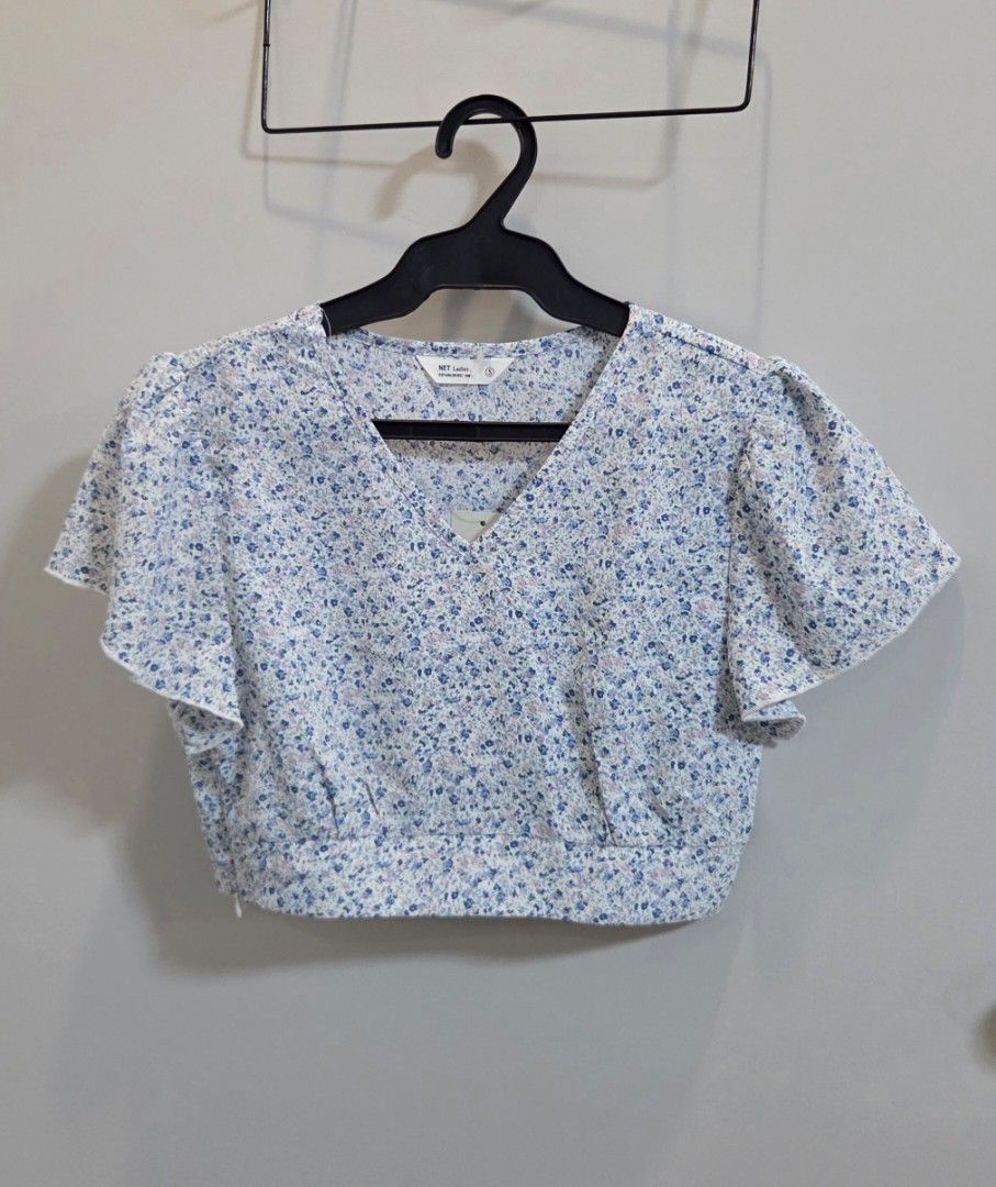 Ladies Floral Crop Top (Category: Others Tops) located in Mandaluyong City. Submitted by sha_17v (Listing ID 1438064915, Image 1). Description: Brand new with tag. Description: - V-neckline - Short, flutter sleeves - Zipper on one side - Blue and white floral pattern - Measurements & extra details in photos ➡️ MoP: Gcash/ Maya/ BDO/ BPI MoD: Grab/ Lalamove/ Gogoexpress Loc: Mandaluyong (along Shaw Blvd).