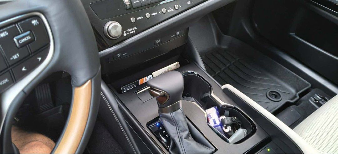 Lexus ES300h Luxury Hybrid (A) (Category: Used Cars) located in Manila. Submitted by johndavidt.laurel (Listing ID 1438054594, Image 2). Description: Slightly used 2026 ES300H Luxury Sonic Quartz on Solis White interior (special order) Mileage is 1k.