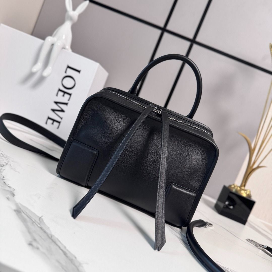 Loewe leather Amazona 180 handbag (Category: Shoulder Bags) located in Baleno. Submitted by liskovroul40856 (Listing ID 1438021085, Image 1). Description: .