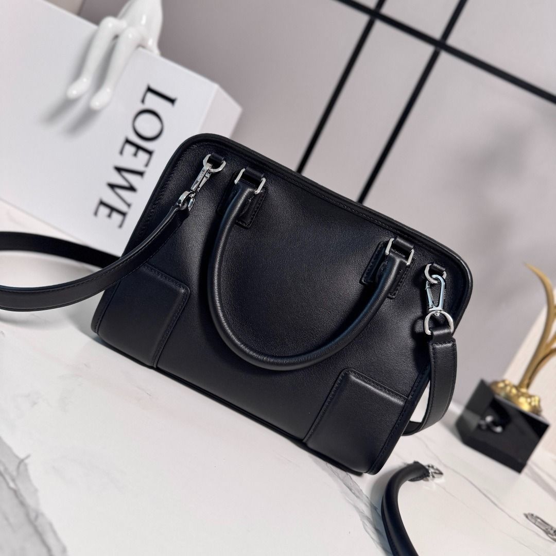 Loewe leather Amazona 180 handbag (Category: Shoulder Bags) located in Baleno. Submitted by liskovroul40856 (Listing ID 1438021085, Image 3). Description: .