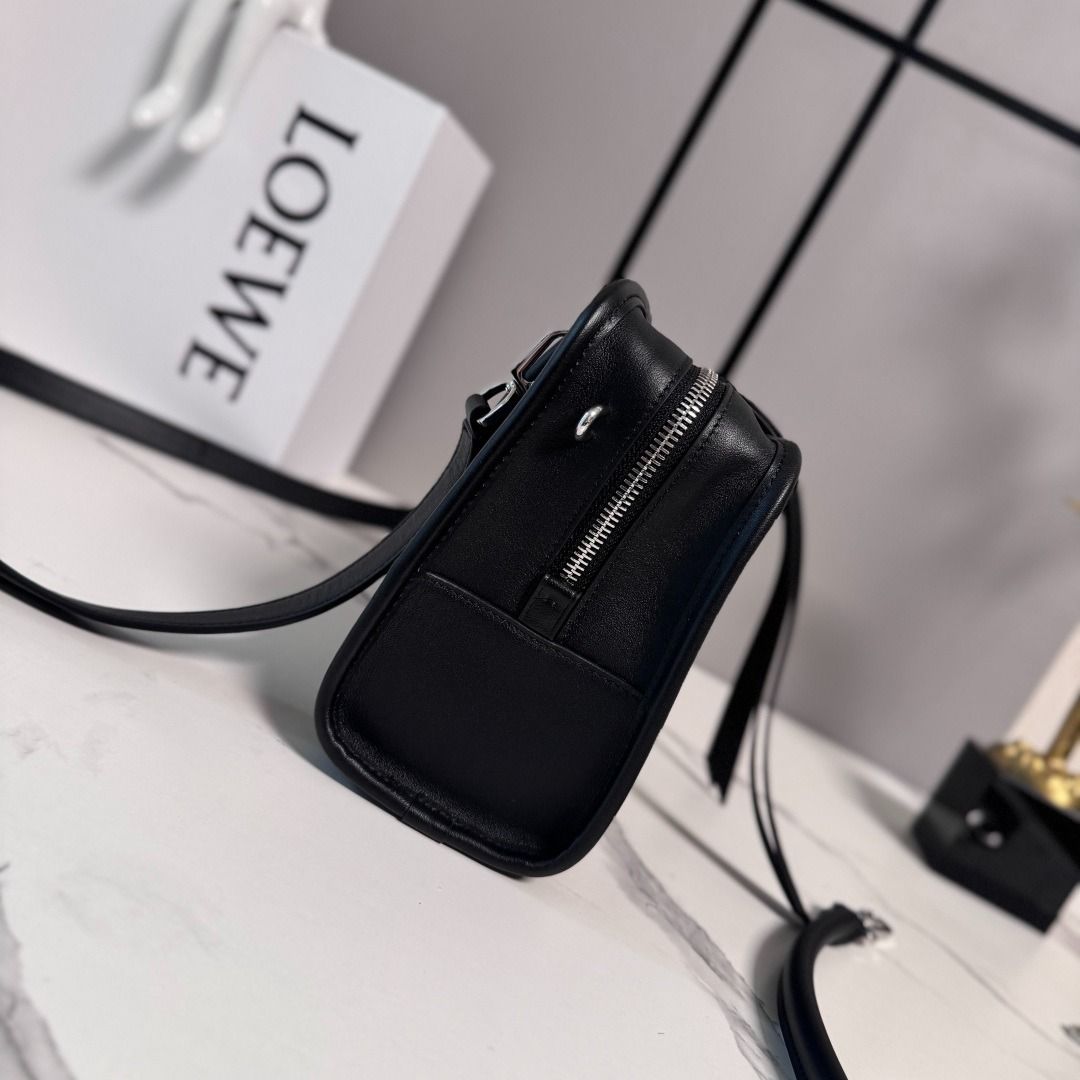 Loewe leather Amazona 180 handbag (Category: Shoulder Bags) located in Baleno. Submitted by liskovroul40856 (Listing ID 1438021085, Image 2). Description: .