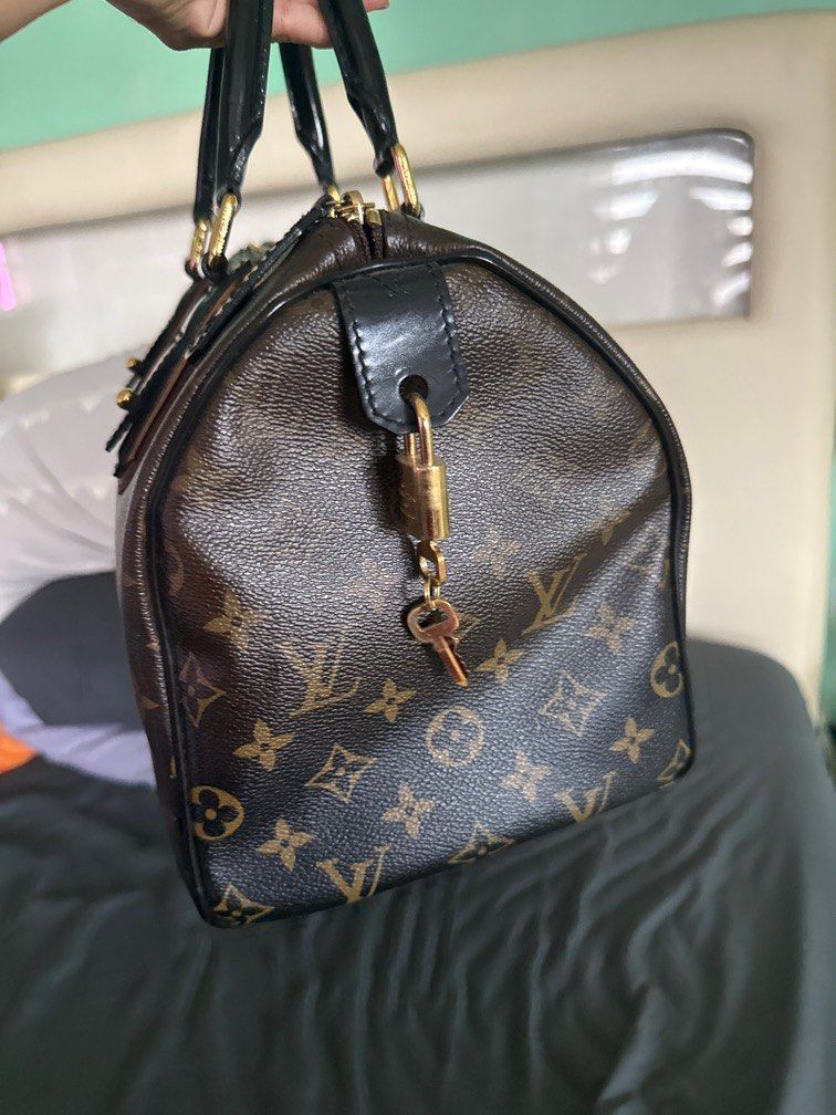 Louis Vuitton Speedy 30 Monogram Canvas rare (Category: Luxury Bags & Wallets) located in Cebu City. Submitted by 88kisses (Listing ID 1438099281, Image 3). Description: Authentic Louis Vuitton Speedy 30. Monogram canvas with black leather. Includes padlock and key. Verified authentic by Entrupy. Classic and perfect for everyday. It’s 2 toned color very rare .