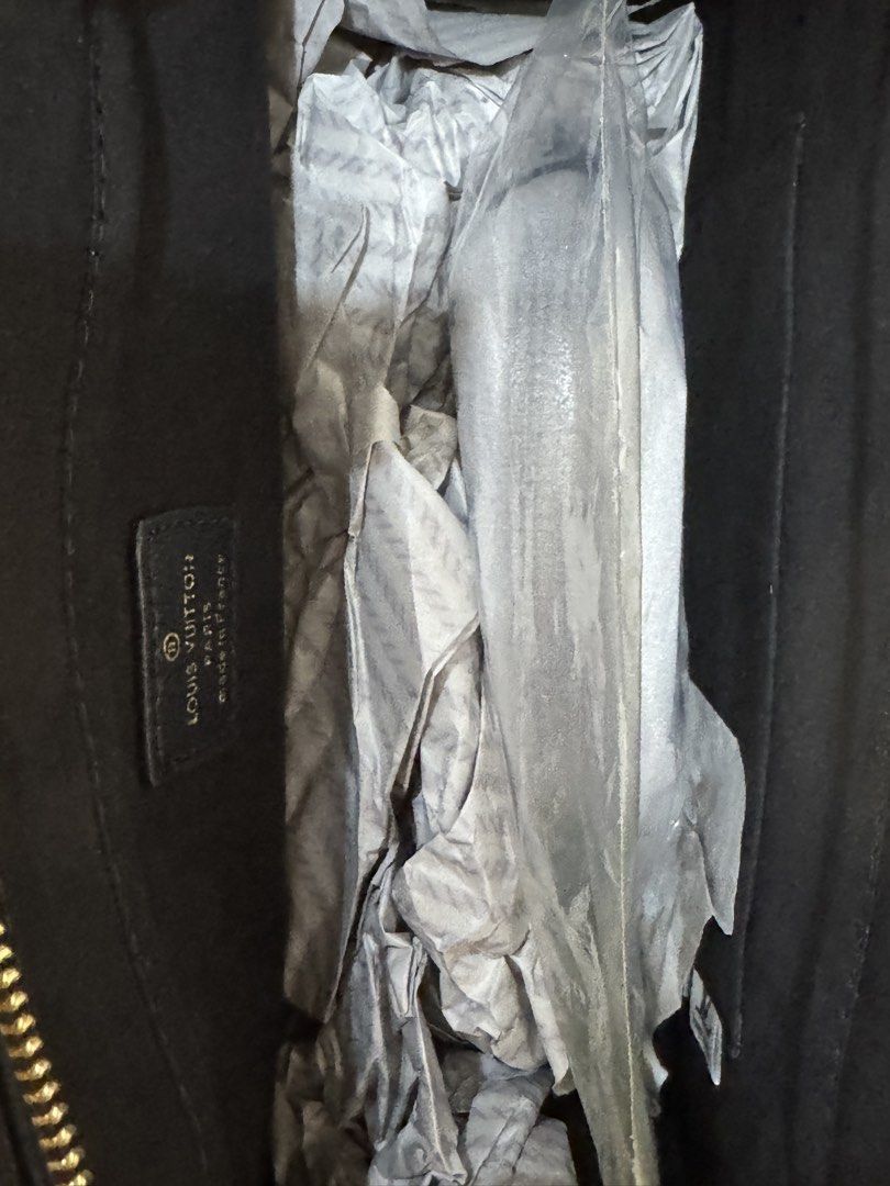 LV (Category: Luxury Bags & Wallets) located in Manila. Submitted by vhanesza027723 (Listing ID 1437979748, Image 3). Description: Not original .