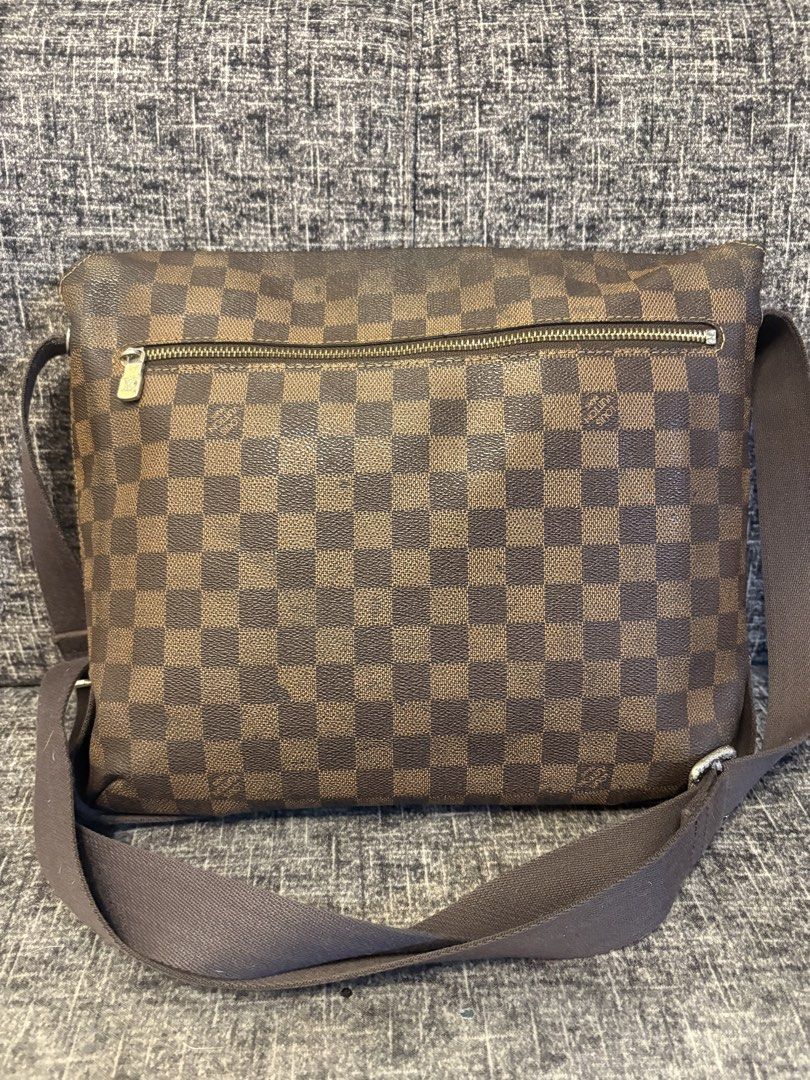 LV MESSENGER DAMIER 14x12 inches (Category: Luxury Bags & Wallets) located in Manila. Submitted by jaylo06 (Listing ID 1437962609, Image 2). Description: issue oxidation wala ng paint ung mga hardwares may dot dot na itim pls check nalang po mga photos para makita nyo po ung flaws ng bag pero naka leather code sa pocket pm lang po sa may gusto thanks.