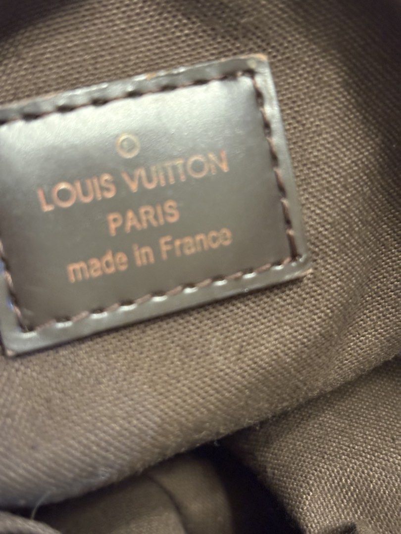 LV MESSENGER DAMIER 14x12 inches (Category: Luxury Bags & Wallets) located in Manila. Submitted by jaylo06 (Listing ID 1437962609, Image 3). Description: issue oxidation wala ng paint ung mga hardwares may dot dot na itim pls check nalang po mga photos para makita nyo po ung flaws ng bag pero naka leather code sa pocket pm lang po sa may gusto thanks.