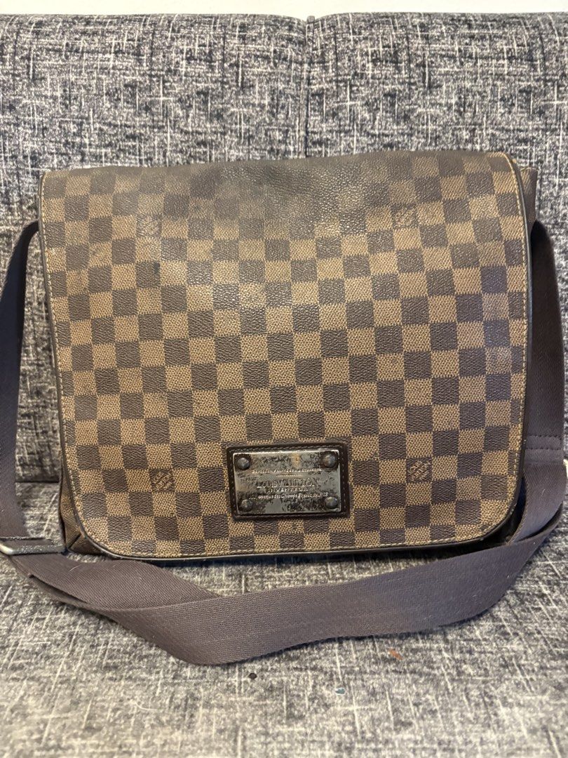 LV MESSENGER DAMIER 14x12 inches (Category: Luxury Bags & Wallets) located in Manila. Submitted by jaylo06 (Listing ID 1437962609, Image 1). Description: issue oxidation wala ng paint ung mga hardwares may dot dot na itim pls check nalang po mga photos para makita nyo po ung flaws ng bag pero naka leather code sa pocket pm lang po sa may gusto thanks.
