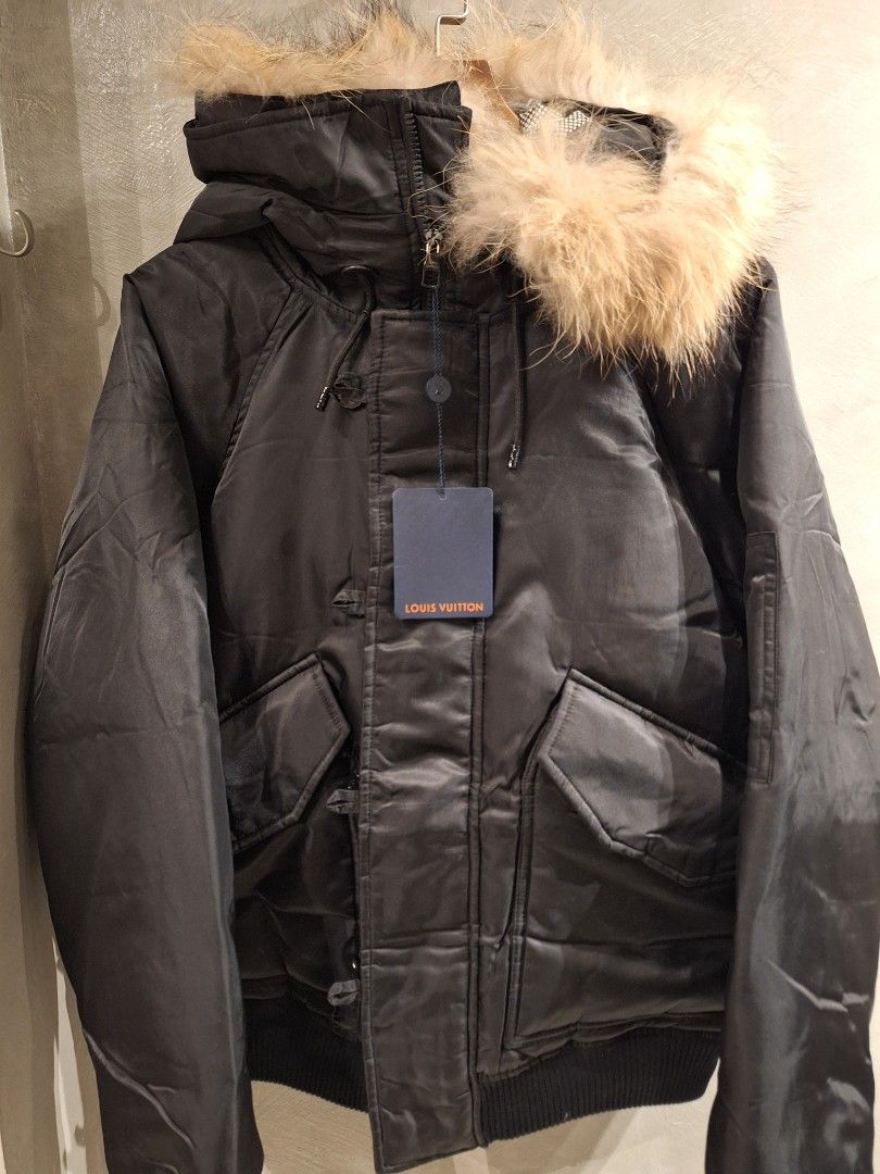 LV unisex winter jacket (Category: Coats, Jackets and Outerwear) located in Muntinlupa City. Submitted by kstefanomela14 (Listing ID 1438059111, Image 3). Description: Unused Legit Louis Vuitton x Nigo Black Logo Pilot Jacket fur-trimmed hood Small - 23x25 Cod Cop lalamove j&t Lbc.