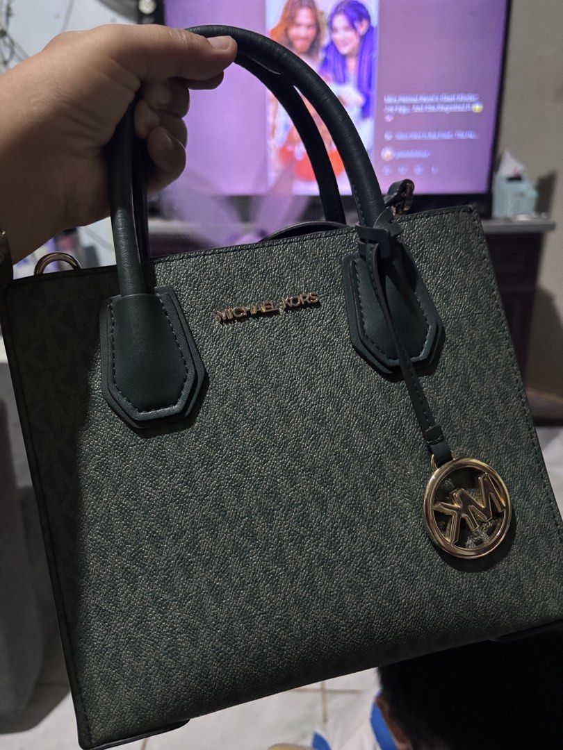 Michael Kors Mercer Small Green color (Category: Luxury Bags & Wallets) located in Cavite. Submitted by Love.Saffron (Listing ID 1437947005, Image 1). Description: Michael Kors Mercer small Green color Php 800 Last Price posted tawad will be ignored With signs of usage Missing rubber lining Original MICHAEL KORS money back Guaranteed if proven Fake.
