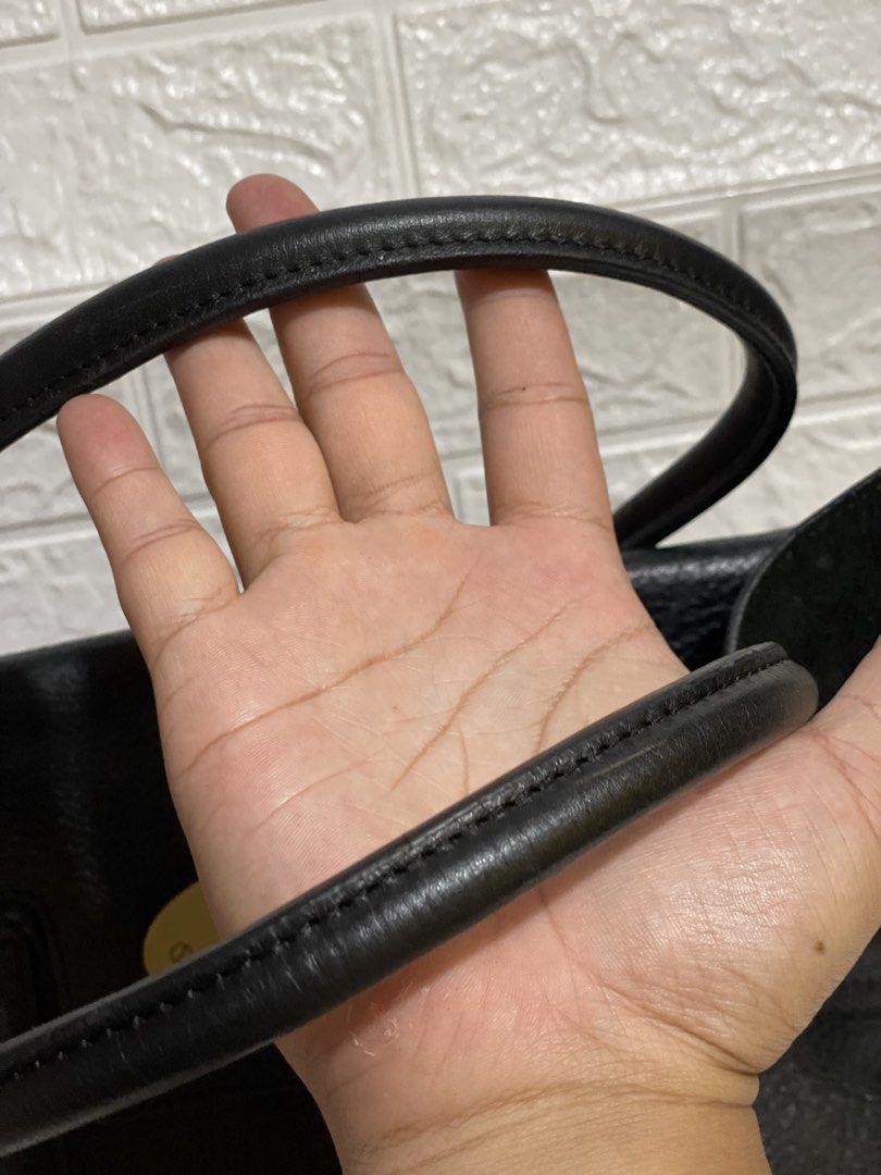 Mulberry Bayswater tote (Category: Luxury Bags & Wallets) located in La Trinidad. Submitted by outfit_chic.101 (Listing ID 1438059536, Image 3). Description: This handbag is a classic Mulberry Bayswater tote bag crafted from rich, heavy-grain black leather..