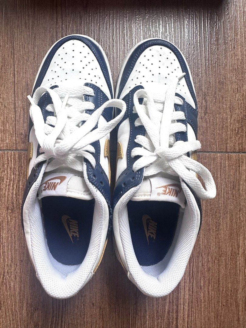 Original Nike Dunk Low GS White/Wheat-Midnight Navy (Category: Sneakers) located in Manila. Submitted by amethyste_ph (Listing ID 1438012685, Image 2). Description: Bought in footlocker - Original/ Authentic Nike Dunk Low GS - Colorway: White, Wheat, Midnight Navy - Features: White leather upper, navy blue overlays, wheat swoosh, navy outsole - Size: 6Y (UK 5.5, EUR 38.5, CM 24) - Includes original box.