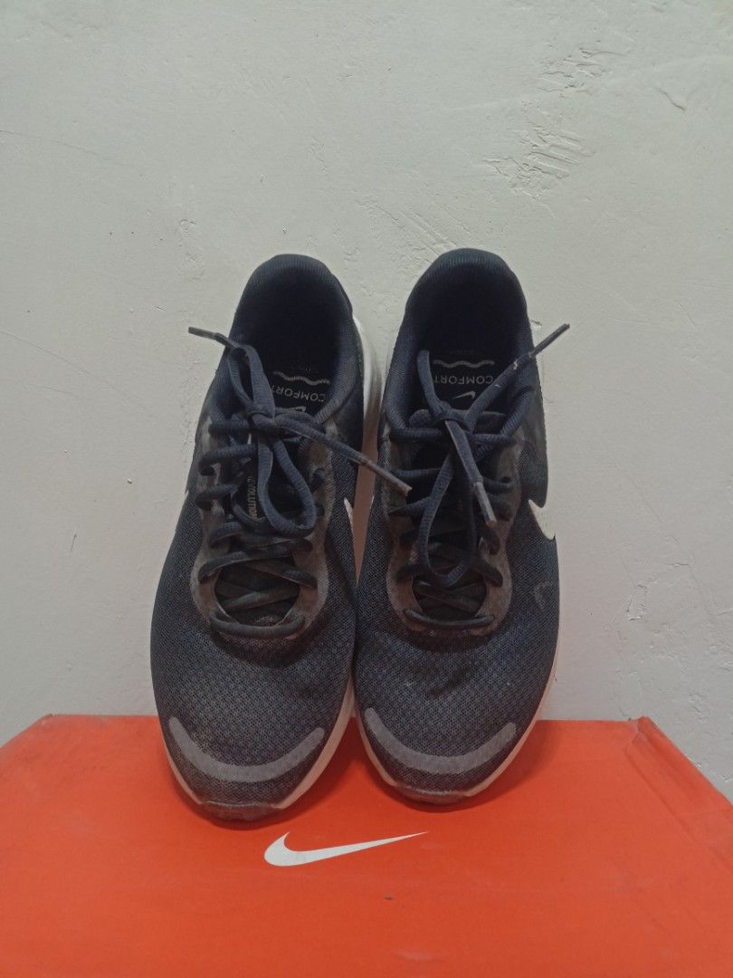 Nike Revolution 7 (w/ box) (Category: Sneakers) located in Manila. Submitted by declutt3r_ (Listing ID 1438044779, Image 2). Description: - Nike Revolution 7 running shoes - Color: Black and white - Features a mesh upper - White swoosh logo - Women's size: 7.5 (UK 5, EUR 38.5) - Includes original box -df/sf is c/o buyer RFS: decluttering .