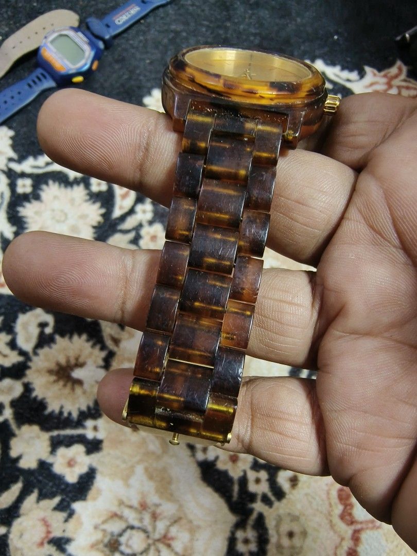 Nixon Watch (Category: Watches) located in Temerloh. Submitted by kuan9 (Listing ID 1438103301, Image 3). Description: - Nixon watch - Gold-colored face - Tortoise-shell patterned band and casing - Gold-colored crown - Nixon logo clasp - Gold hands and markers BISMILLAH ASSALAMUALAIKUM WBT , SALAM SEJAHTERA. Jam untuk dijual. Untuk detail boleh pm 0199918360.