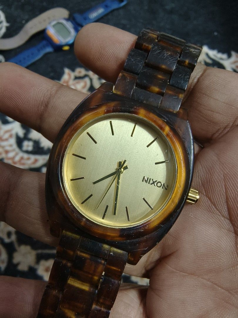 Nixon Watch (Category: Watches) located in Temerloh. Submitted by kuan9 (Listing ID 1438103301, Image 1). Description: - Nixon watch - Gold-colored face - Tortoise-shell patterned band and casing - Gold-colored crown - Nixon logo clasp - Gold hands and markers BISMILLAH ASSALAMUALAIKUM WBT , SALAM SEJAHTERA. Jam untuk dijual. Untuk detail boleh pm 0199918360.