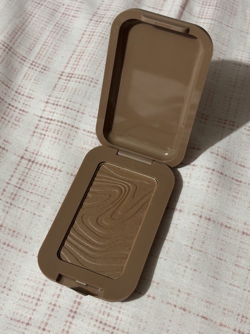 NYX Professional Makeup Butter Bronzer - Butta Biscuit (Category: Makeup) located in Manila. Submitted by mucha6ble (Listing ID 1438099913, Image 2). Description: - NYX Butter Bronzer in Butta Biscuit - Net weight: 0.17 oz / 5 g - Comes in a compact case - I bought this from iHerb .