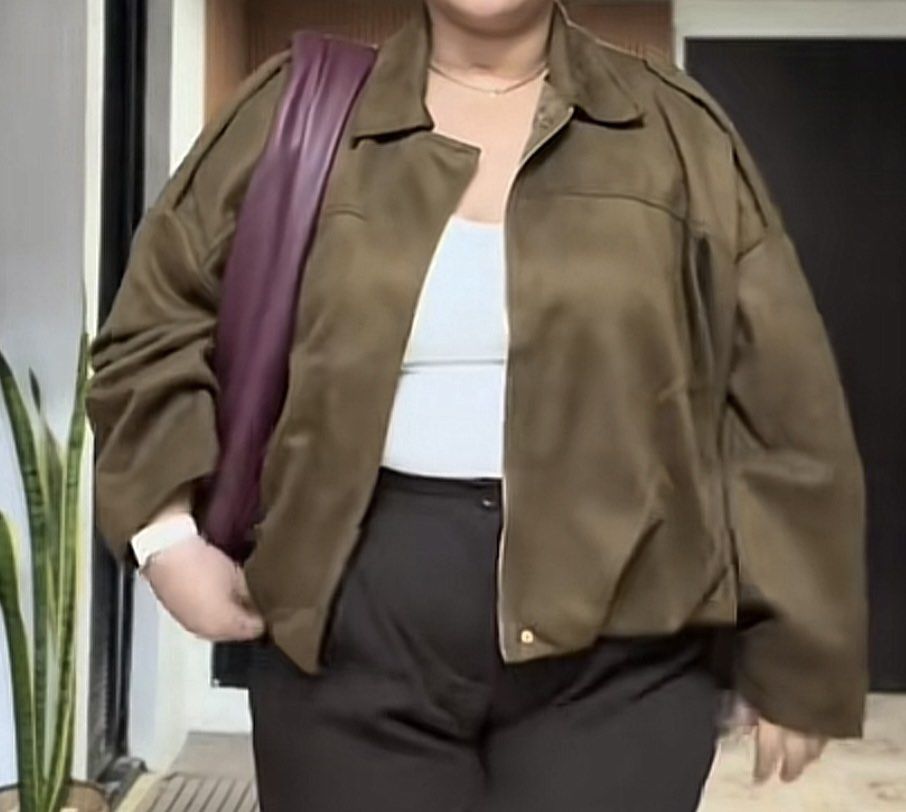 Oversized Bomber Jacket (Category: Coats, Jackets and Outerwear) located in Antipolo. Submitted by plusprevoled (Listing ID 1438090938, Image 2). Description: - Maroon oversized bomber jacket (olive green is for when worn sample only) - Size: Medium (please check measurements) - Zipper closure - Shoulder epaulettes - Perfect for layering - Smooth, possibly suede-like material Priced at 1,499 on Tiktok shop Selling: 1k RFS: 2 yung nabili. .
