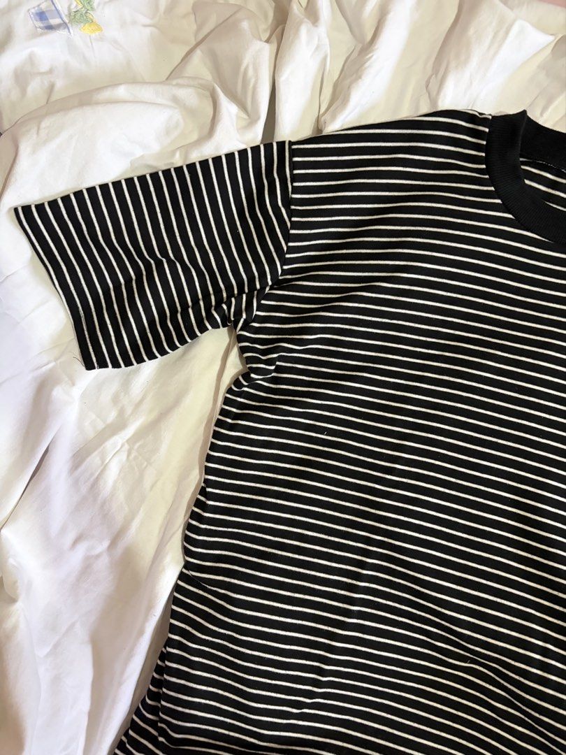 Oversized Striped T-shirt (Category: Shirts) located in Manila. Submitted by andreacap (Listing ID 1437967869, Image 2). Description: - XTS black and white striped t-shirt - Features a round neck - Long sleeves - Relaxed fit 🎀 currently decluttering/selling pre-loved clothes, check my page for more details! 🎀 please manage expectations, you may send me a dm for more photos 🎀 my tops and bottoms fits xs-m 🎀 height: 5'1 ft & weight: 50kgs .