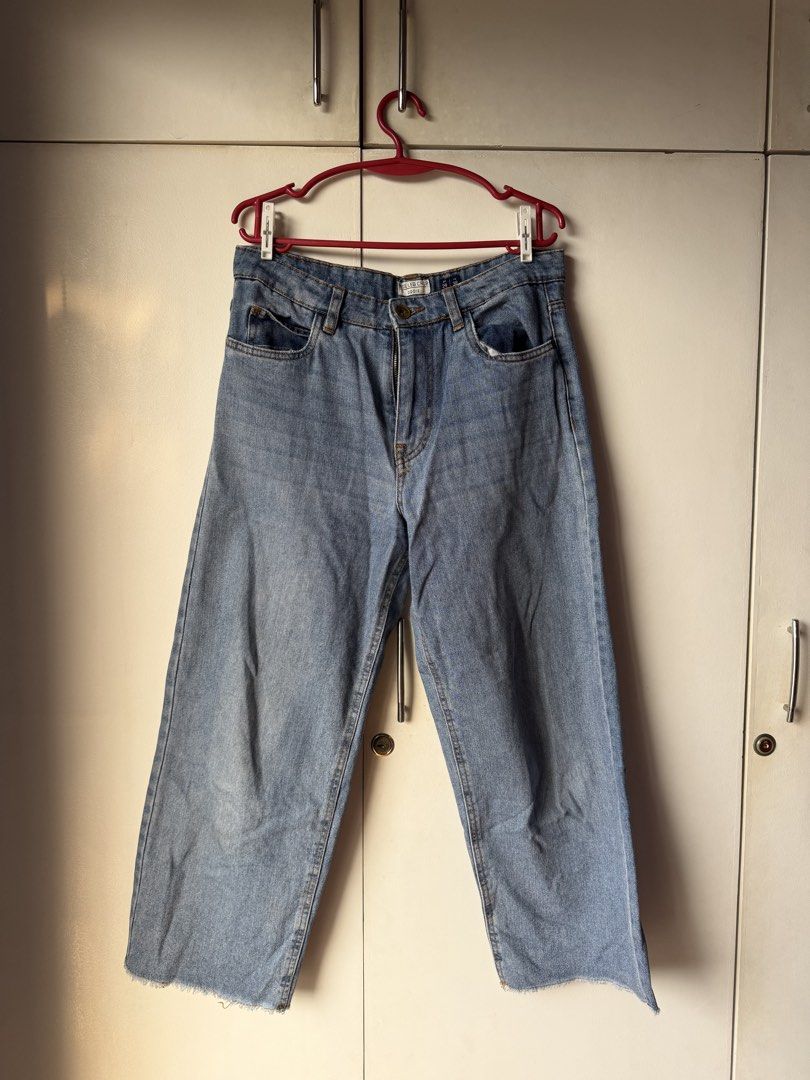 OVS Light Blue Wide Leg Pants Jeans (Category: Jeans) located in Taytay. Submitted by stph_declutters (Listing ID 1438070192, Image 1). Description: - Light blue wide-leg jeans - Classic five-pocket design - Raw hem detail - Button and zipper closure - Made from medium-weight denim - Ideal for casual outfits SIZE: 33"x30" MOP: 🧾Gcash / Maya / Maribank / Bank Transfer MOD: 🚚LalaMove / Ggx / Grab 📍Taytay, Rizal 📍Manila .