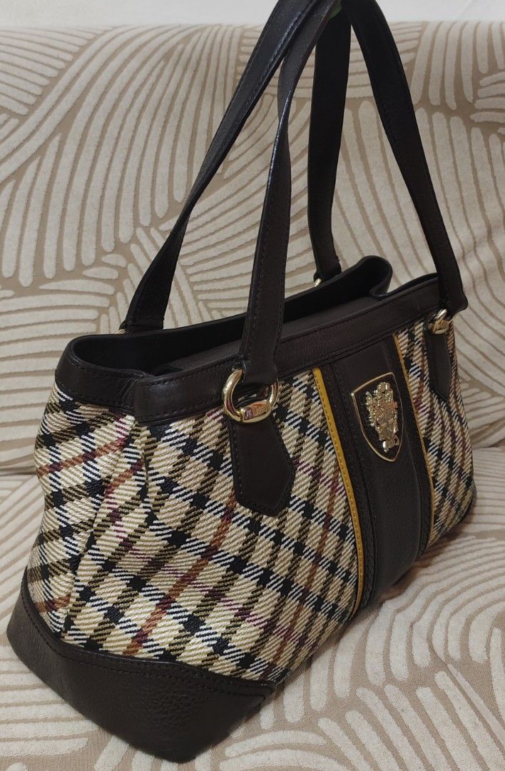Pre loved Daks London Og hand bag (Category: Tote Bags) located in Davao. Submitted by zinbad (Listing ID 1438069745, Image 3). Description: Mode of payment:Gcash or BDO banks Shipping fee c/o buyer Kindly message us for any inquiries Please expect signs of use as this is a preloved bag.with signs of use hardware. Disclaimer:We are not associated or affiliated with any brand posted. All trademarks and copyrights reserved to the original brand hol