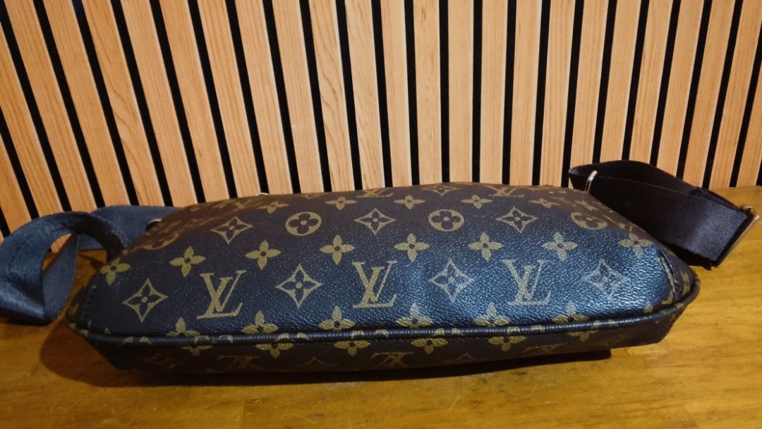 Preloved LOUIS VUITTON CROSSBODY BAG (Category: Luxury Bags & Wallets) located in Alicia. Submitted by celynahambotruecelyna39 (Listing ID 1438062872, Image 3). Description: .