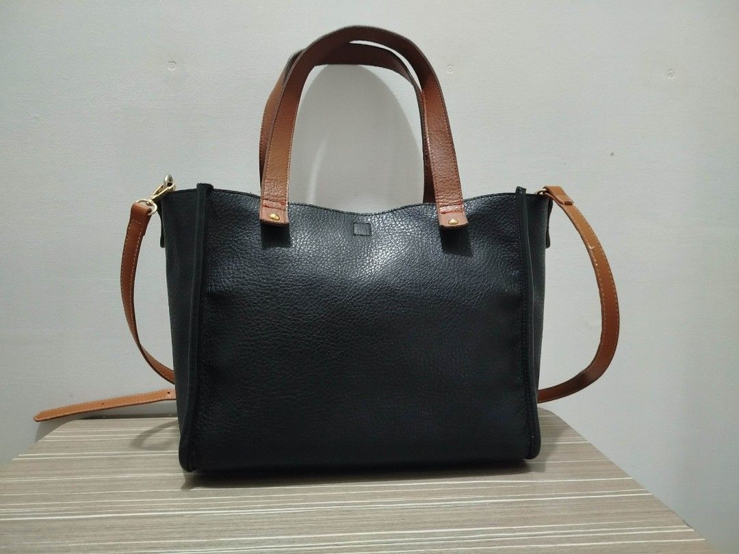 Reversible Two-Tone Tote/Crossbody Bag (Category: Shoulder Bags) located in Cavite. Submitted by prncs.jc (Listing ID 1437994181, Image 3). Description: Product Description: - Item: Reversible Two-Tone Tote/Crossbody Bag - Color: Red and Black (Reversible) with Tan straps - Material: Genuine Leather - Closure: Magnetic snap button tab - Handle/Strap: Dual top handles and a detachable, adjustable tan leather shoulder strap Interior: - Spacious ope