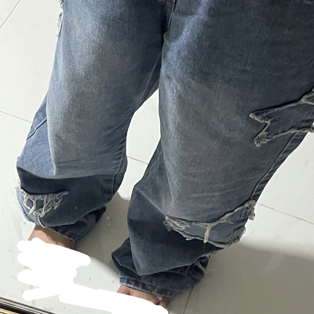 ROMWE star straight leg jeans | y2k basic casual grunge (Category: Jeans) located in Valenzuela. Submitted by kyuuded (Listing ID 1438066159, Image 3). Description: size: m flaws: none rfs: not my style na. plus sobrang haba niya lmao!! for reference im like 5'3 original price: 895 :3 MOP: GCash | Courier: J&T note: weekends pick-up only..