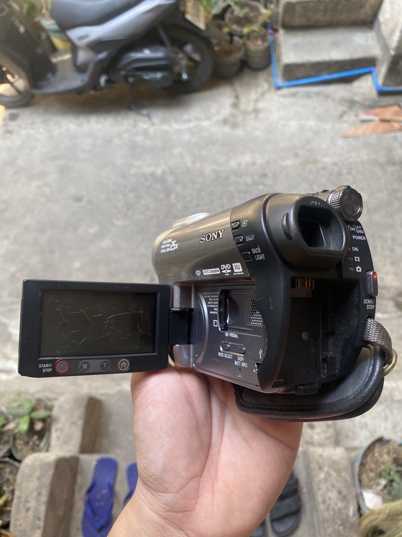 SONY DCR-DVD708 (UNTESTED) (Category: Cameras) located in Pasay City. Submitted by shotbypoodeng (Listing ID 1437952340, Image 1). Description: .