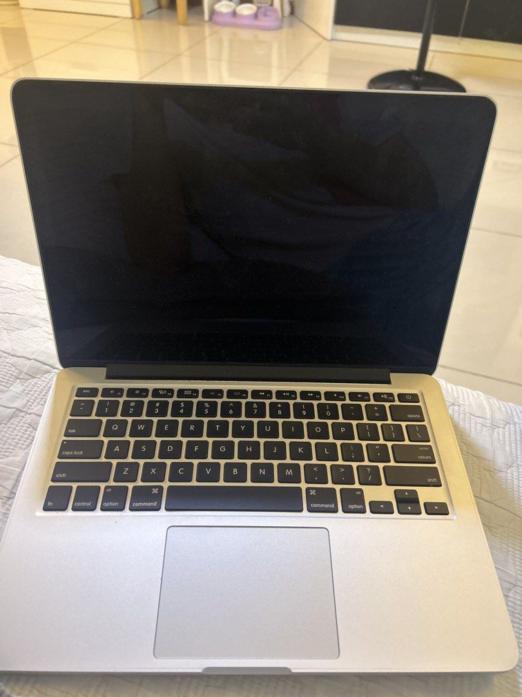 Spoiled Macbook454594402735237121