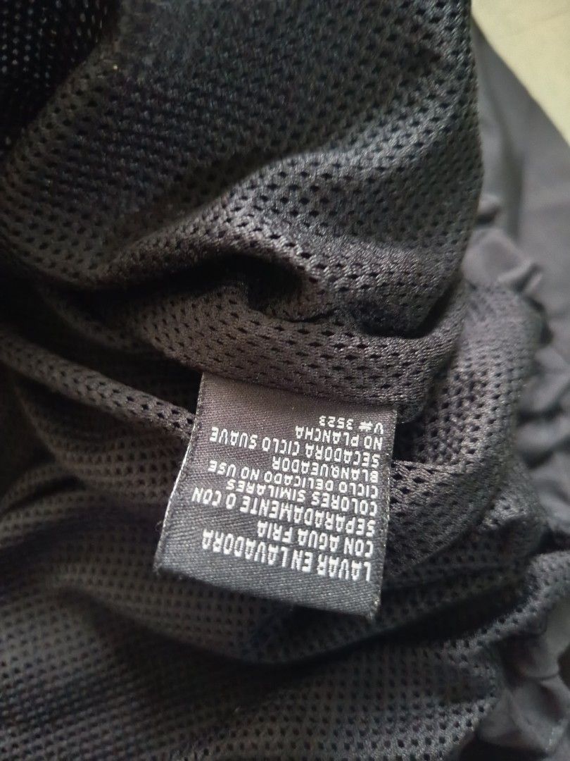 Starter Windbreaker 90's vintage (Category: Coats, Jackets and Outerwear) located in Manila. Submitted by ryoasukal (Listing ID 1437969773, Image 3). Description: 9/10 condi walang flaws and pinhole.