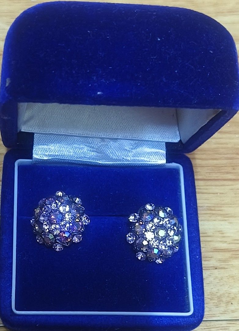 Swarovski Stud Earring sobrang kinang (Category: Earrings) located in Manila. Submitted by du_1661 (Listing ID 1437949492, Image 1). Description: .