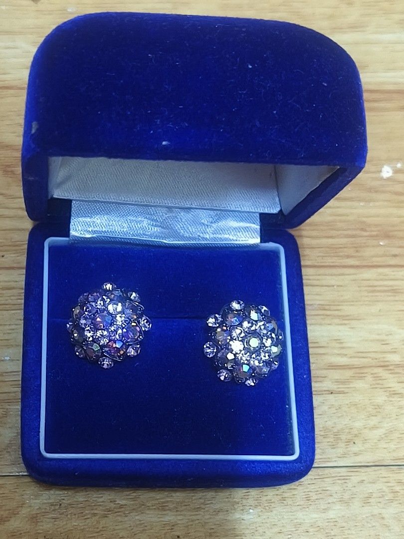 Swarovski Stud Earring sobrang kinang (Category: Earrings) located in Manila. Submitted by du_1661 (Listing ID 1437949492, Image 3). Description: .