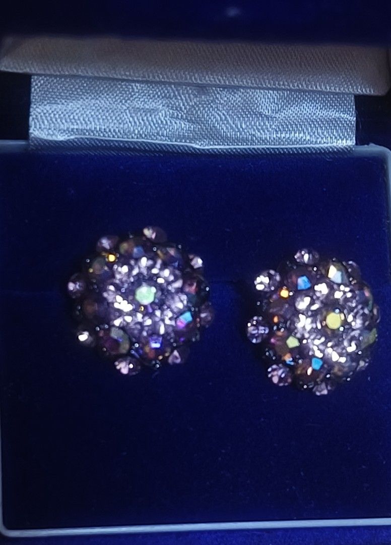 Swarovski Stud Earring sobrang kinang (Category: Earrings) located in Manila. Submitted by du_1661 (Listing ID 1437949492, Image 2). Description: .