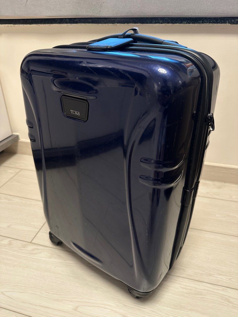 Tumi Carry-On Suitcase Luggage 手提行李 （分類：旅遊 - 旅行必需品及用品）位於 Hong Kong。 由 kenaeda 提交（商品編號 1438030725，圖片 2）。簡介： Tumi blue carry on. Used with scratches outside but in great condition inside. Height: 20 inches Width: 13 inches Depth: 8 inches。