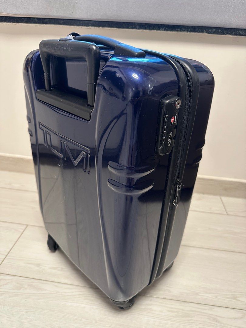 Tumi Carry-On Suitcase Luggage 手提行李 （分類：旅遊 - 旅行必需品及用品）位於 Hong Kong。 由 kenaeda 提交（商品編號 1438030725，圖片 3）。簡介： Tumi blue carry on. Used with scratches outside but in great condition inside. Height: 20 inches Width: 13 inches Depth: 8 inches。