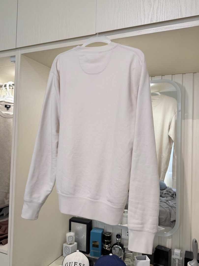 Uniqlo Crew Neck Sweatshirt Mens - Medium (Category: Coats, Jackets and Outerwear) located in Taguig. Submitted by mateomilo1209 (Listing ID 1437954579, Image 2). Description: - Uniqlo crew neck sweatshirt - Size Medium (20x25.5) - Color: Off White - Ribbed neckline, cuffs, and hem - Design Simple and classic - Casual wear -Needs ironing Taguig loc.