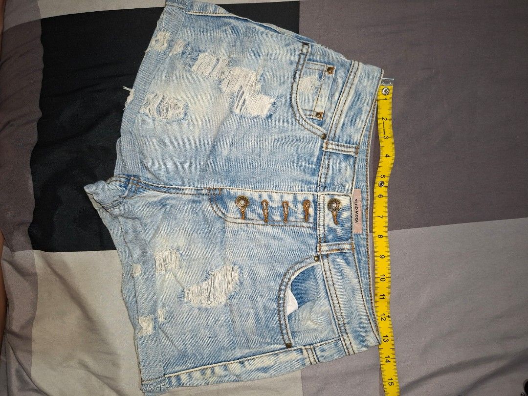 Vero Moda Denim Distressed Shorts (Category: Shorts) located in Valenzuela. Submitted by thriftlets (Listing ID 1437951430, Image 3). Description: - Vero Moda denim shorts - Light blue wash size 26.