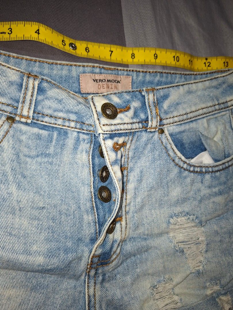 Vero Moda Denim Distressed Shorts (Category: Shorts) located in Valenzuela. Submitted by thriftlets (Listing ID 1437951430, Image 1). Description: - Vero Moda denim shorts - Light blue wash size 26.